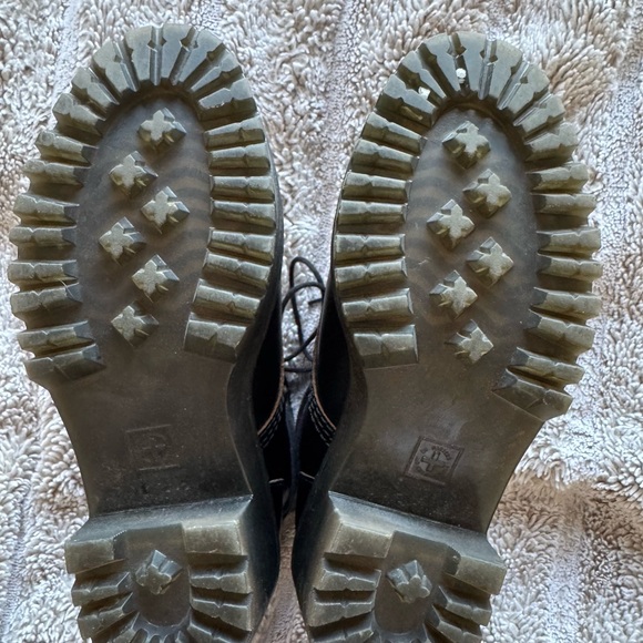 Dr. Martens Black Combat Boots with Chunky Sole and High-Top Design - Picture 7 of 8